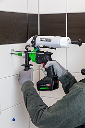 Использование аккумуляторной дрели для мокрого алмазного бурения Eibenstock END 40 A